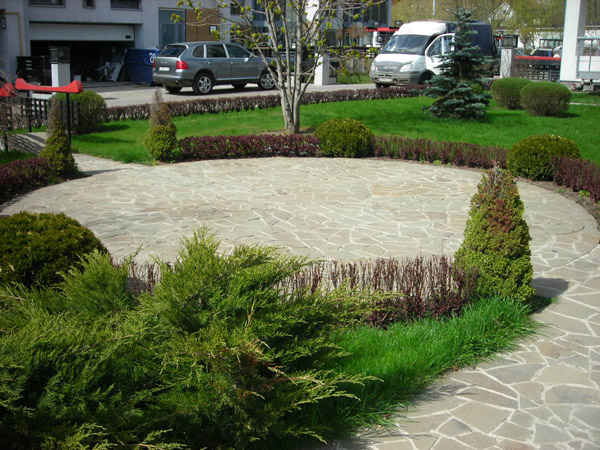 Мощение дорожек с подготовкой основания для авто